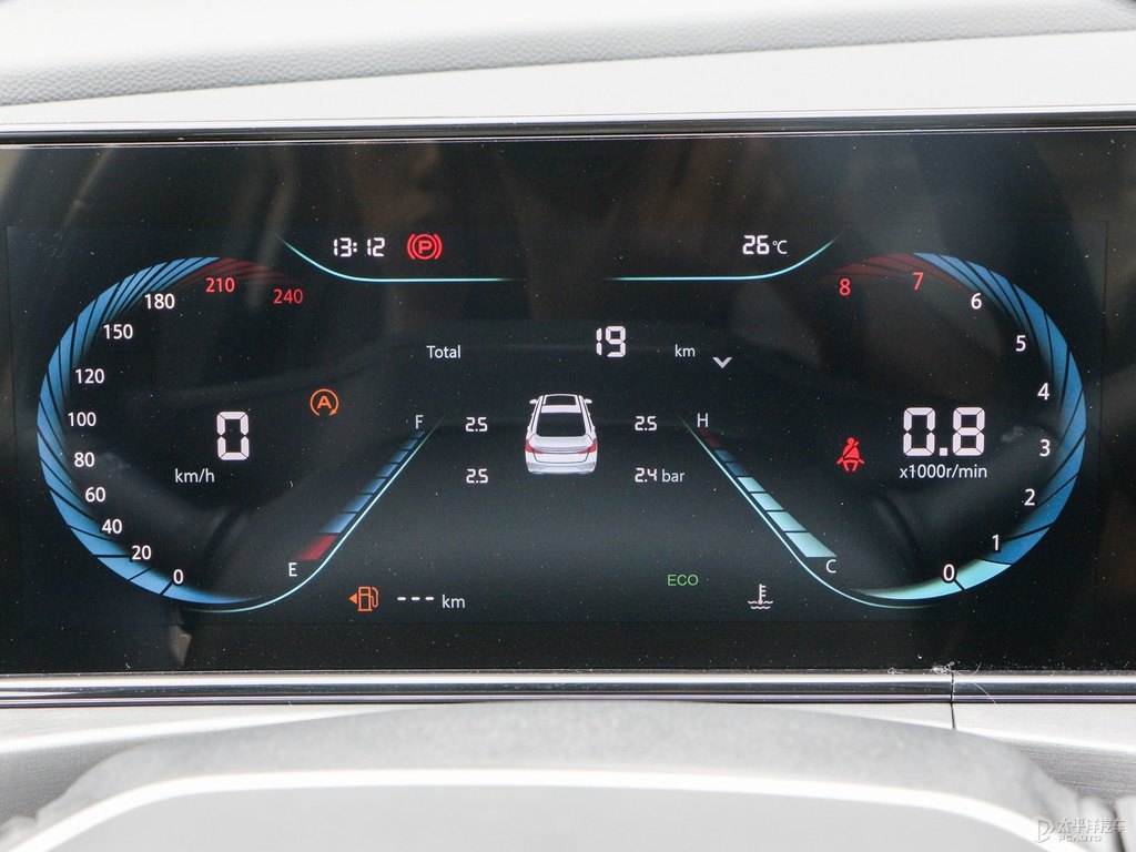 閃光冰晶白逸動PLUS中控內(nèi)飾圖片
