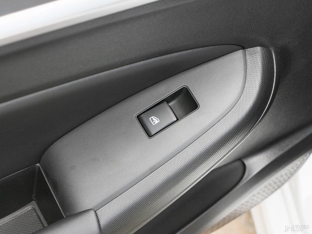 閃光冰晶白逸動(dòng)PLUS車廂內(nèi)飾圖片