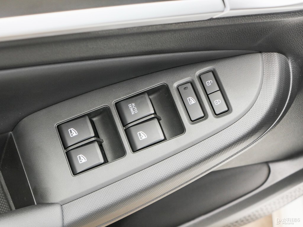 閃光冰晶白逸動PLUS車廂內(nèi)飾圖片