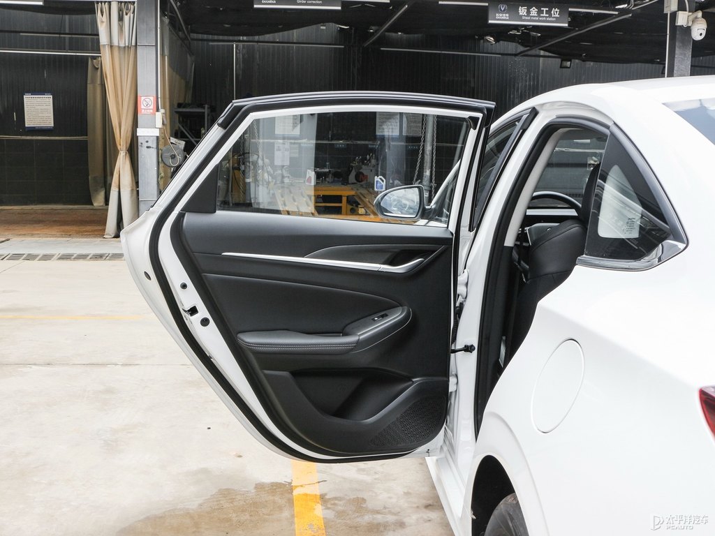 閃光冰晶白逸動PLUS車廂內(nèi)飾圖片