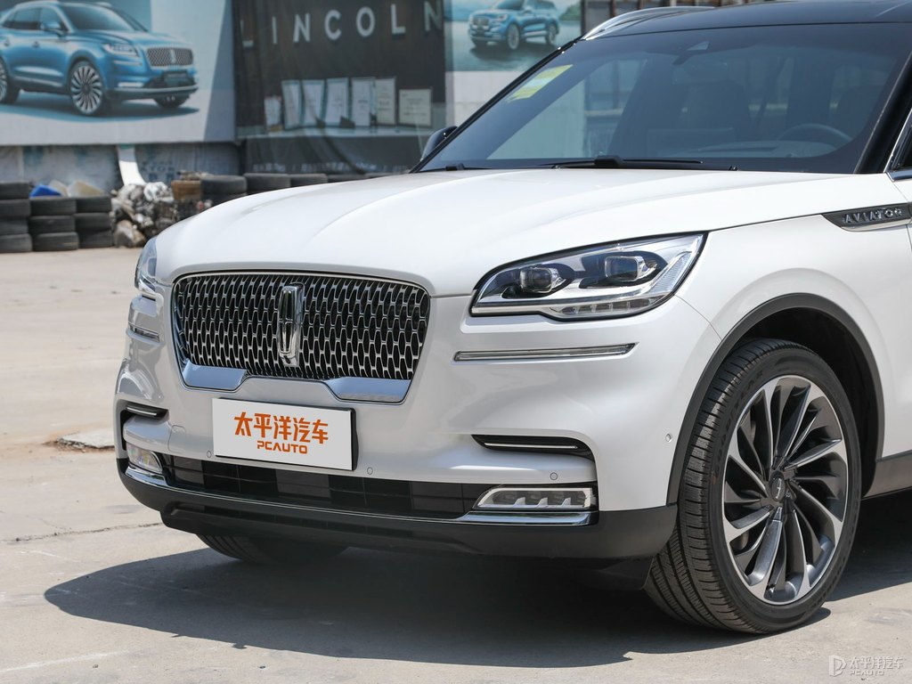 鉑鉆白飛行家車(chē)頭外觀圖片