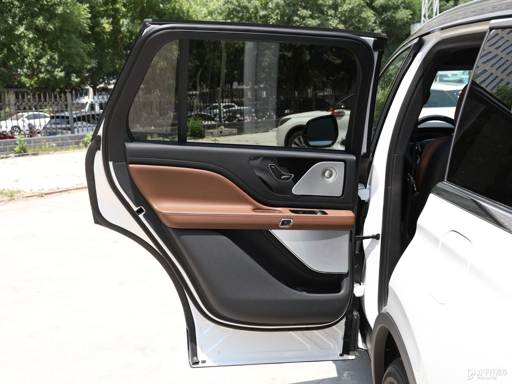 鉑鉆白飛行家車廂內(nèi)飾圖片