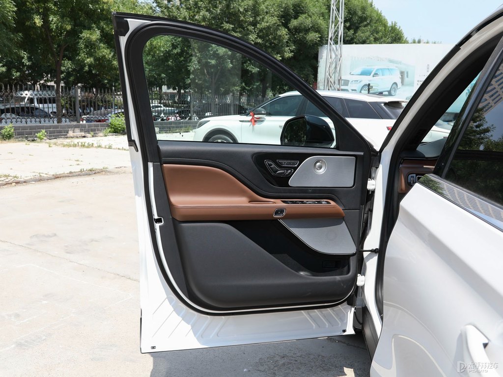 鉑鉆白飛行家車廂內(nèi)飾圖片