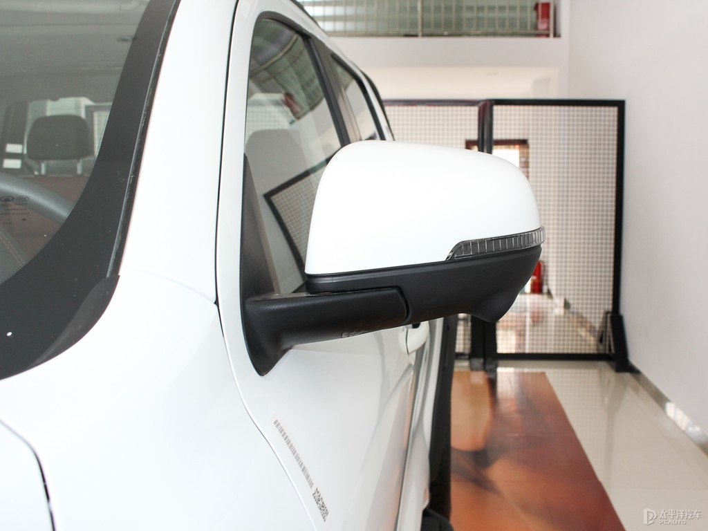 簡(jiǎn)約白炮車(chē)身外觀圖片