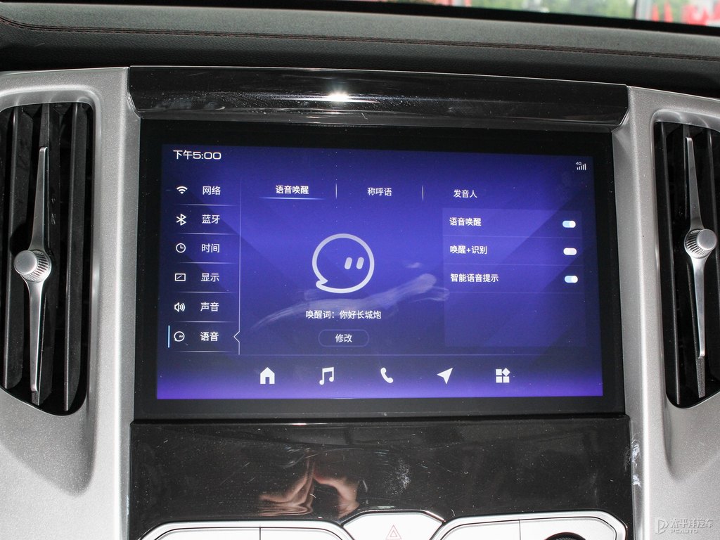 簡(jiǎn)約白炮中控內(nèi)飾圖片