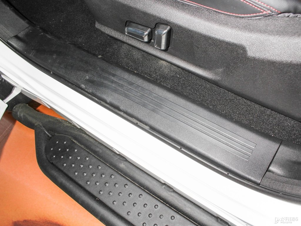 簡(jiǎn)約白炮車廂內(nèi)飾圖片