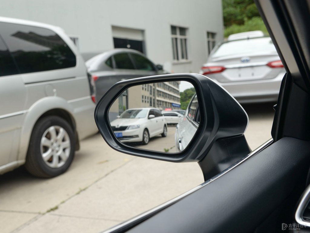 鉑金珍珠白凱美瑞車身外觀圖片