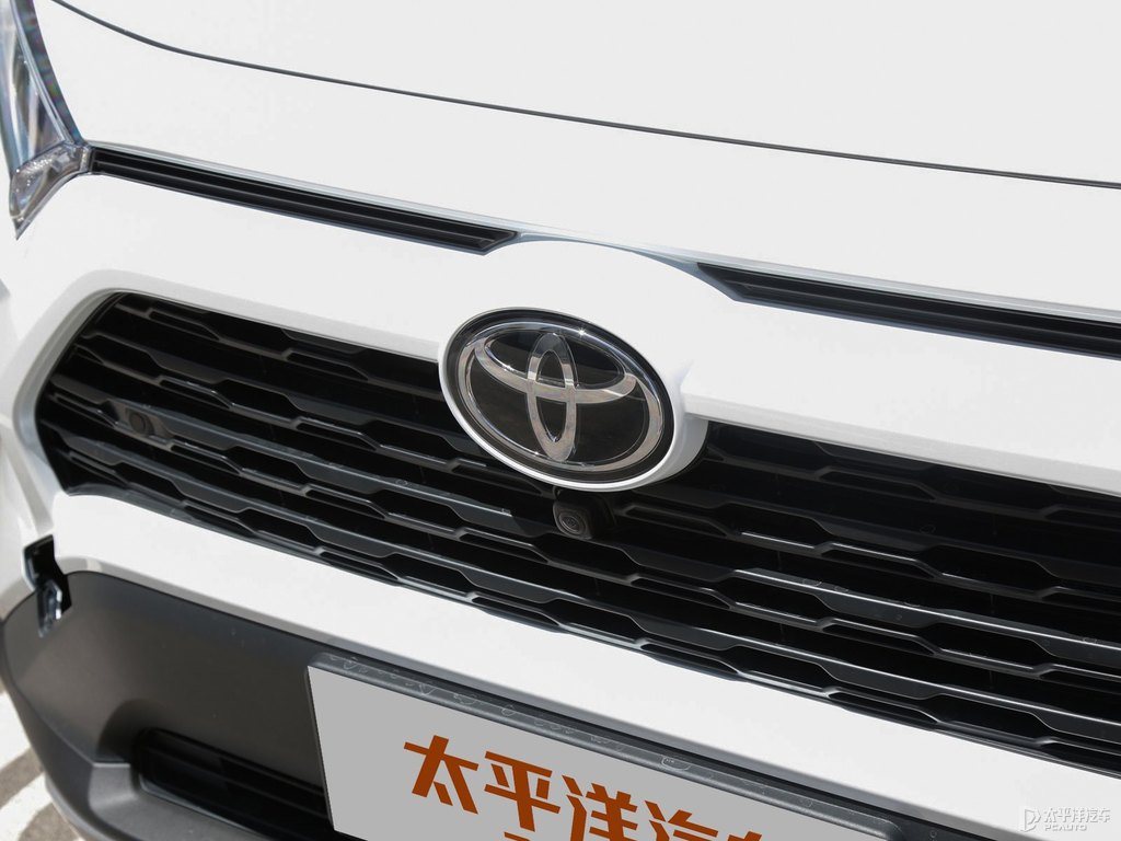 鉑金白RAV4榮放車頭外觀圖片