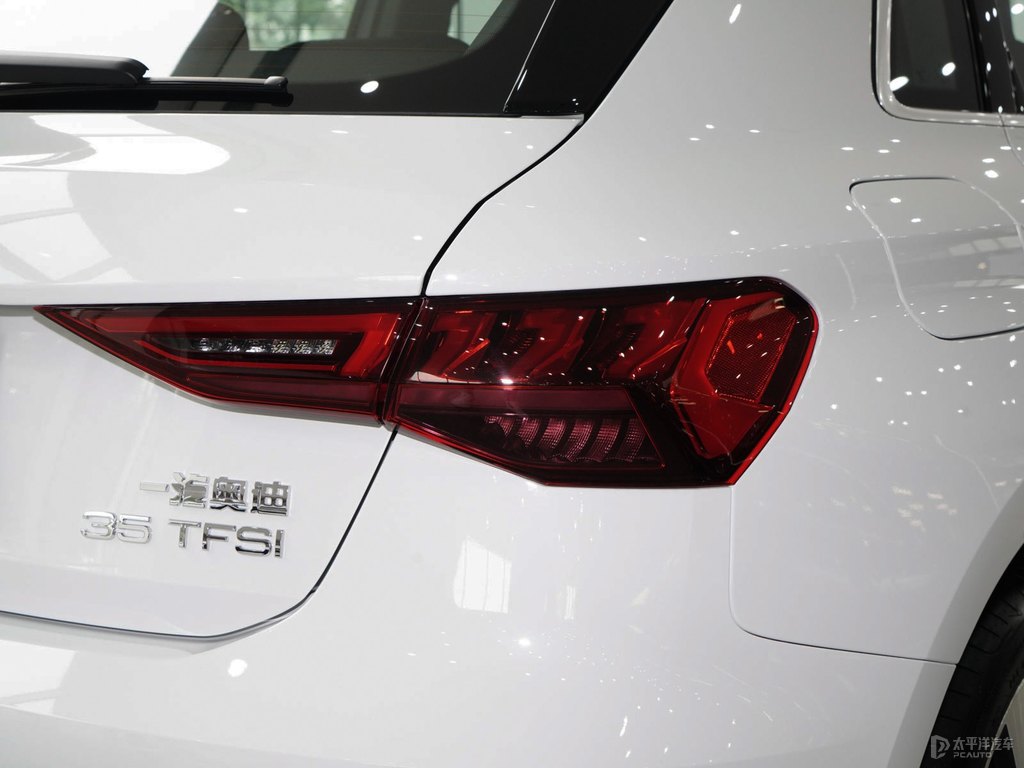 冰川白奧迪A3車尾外觀圖片