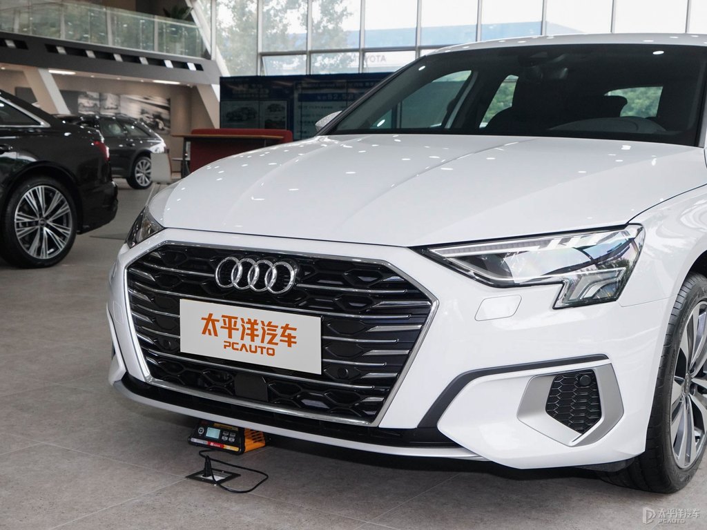 冰川白奧迪A3車頭外觀圖片