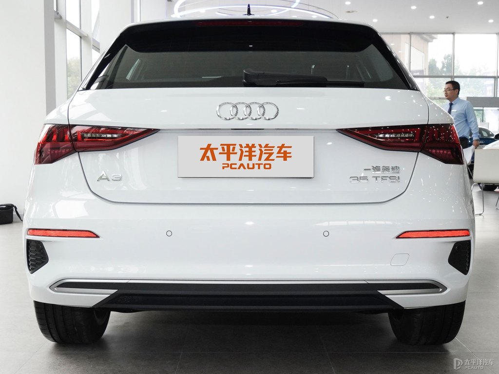冰川白奧迪A3車尾外觀圖片