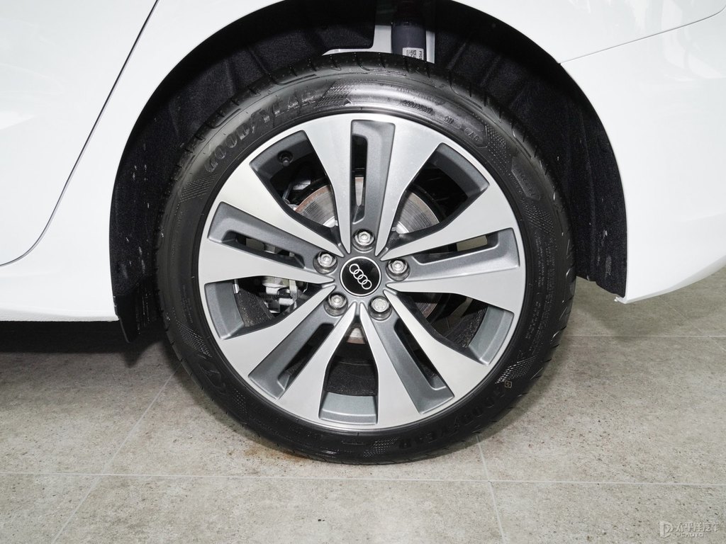 冰川白奧迪A3車身外觀圖片