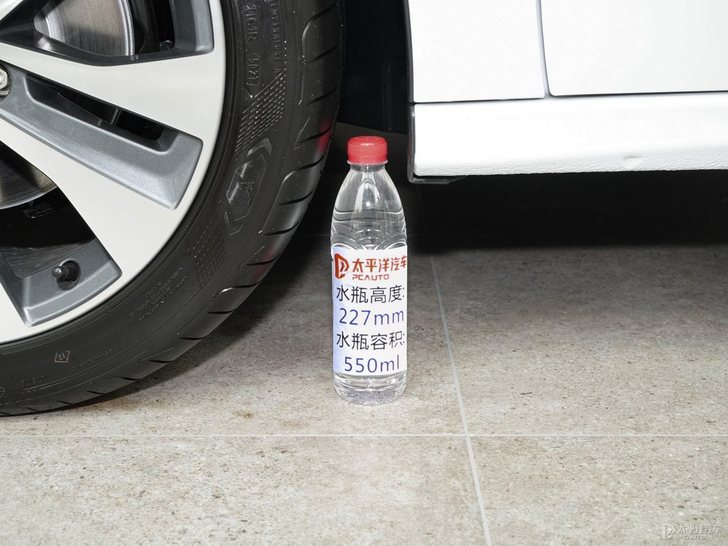 冰川白奧迪A3車身外觀圖片