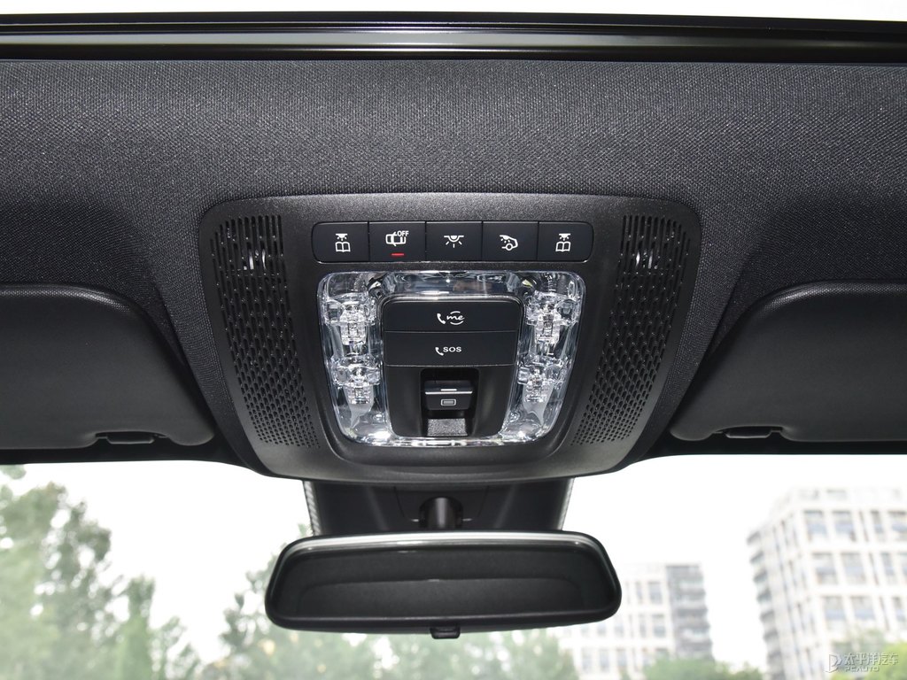 北極白奔馳GLA車廂內(nèi)飾圖片