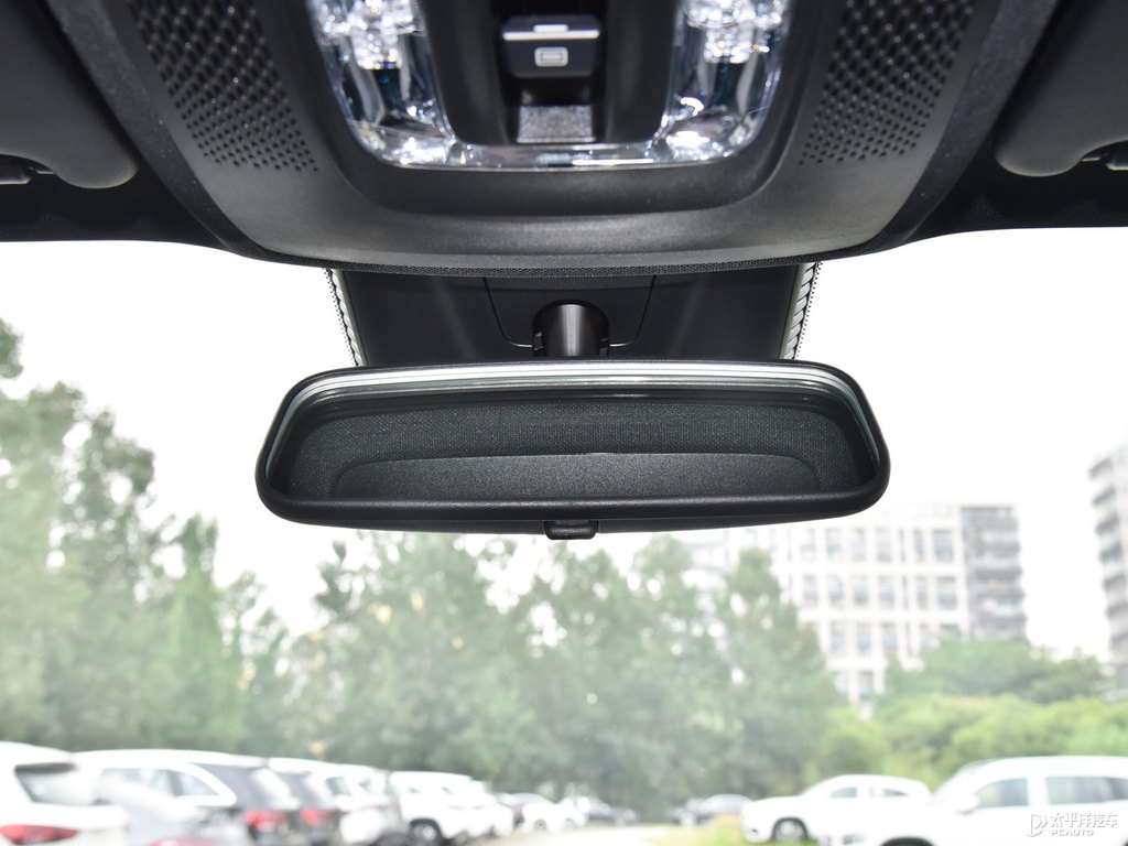 北極白奔馳GLA車廂內(nèi)飾圖片