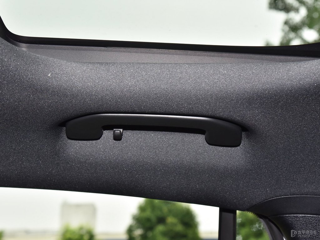 北極白奔馳GLA車廂內(nèi)飾圖片