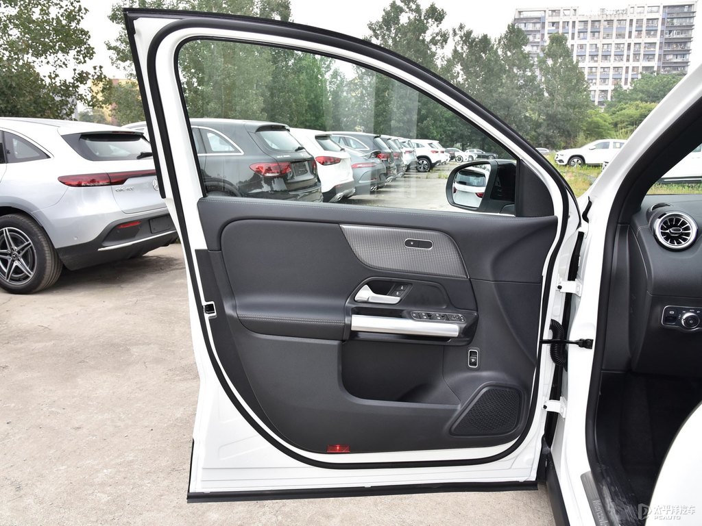 北極白奔馳GLA車廂內飾圖片
