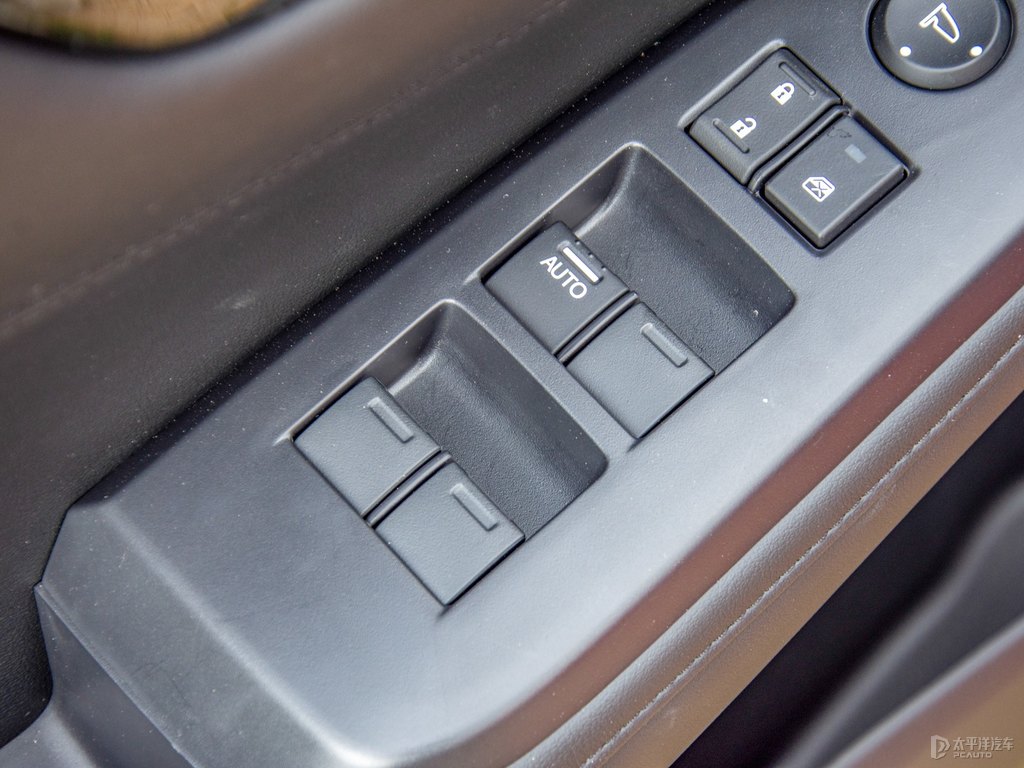 拉力紅享域車廂內(nèi)飾圖片