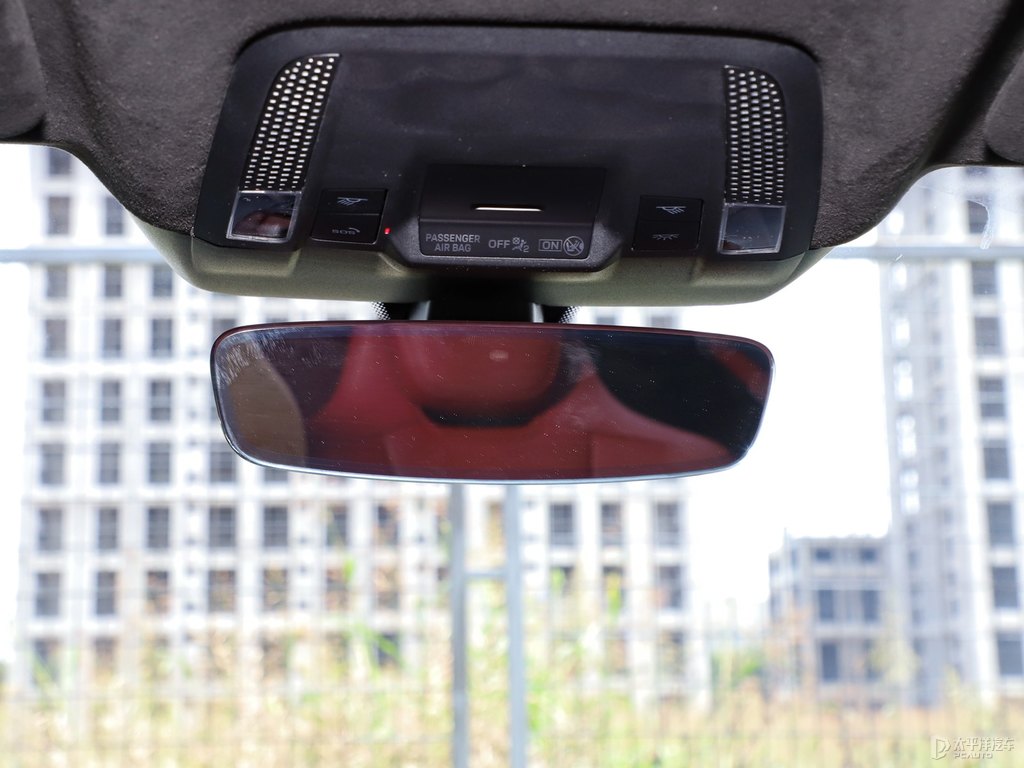 白色Taycan車廂內(nèi)飾圖片