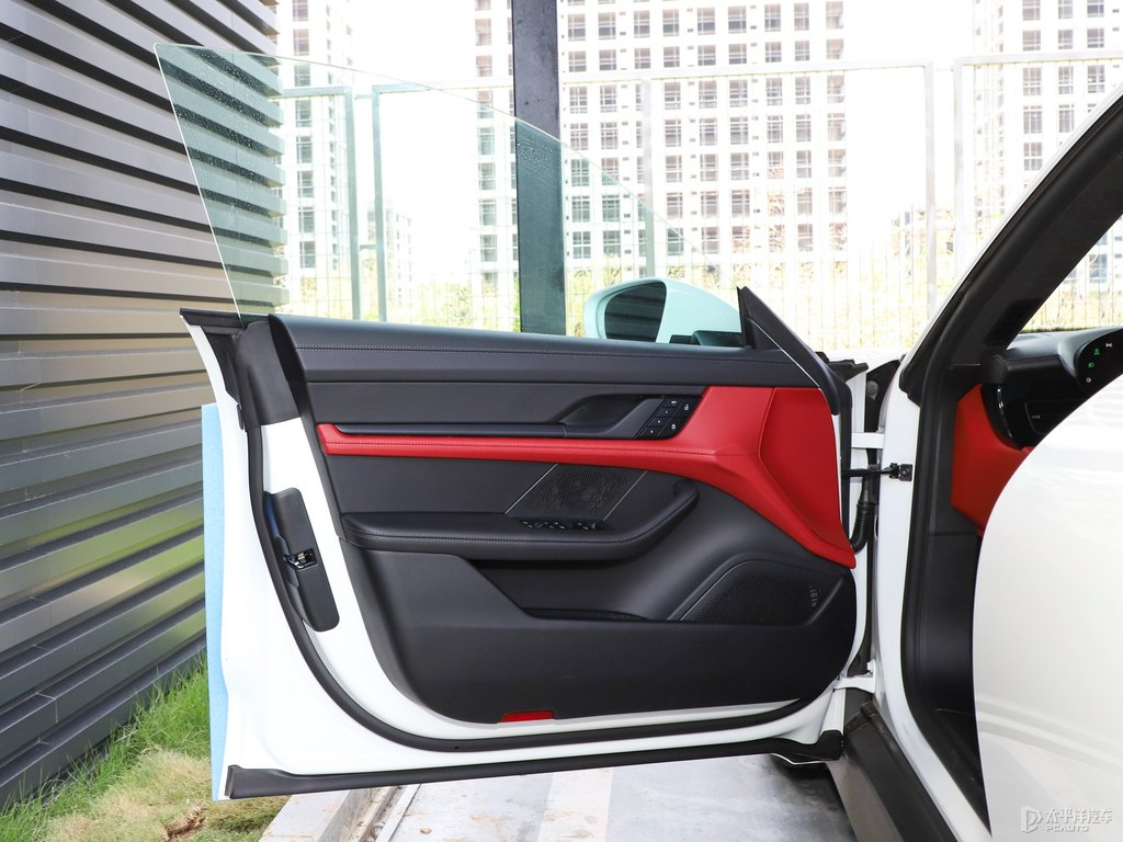 白色Taycan車廂內(nèi)飾圖片