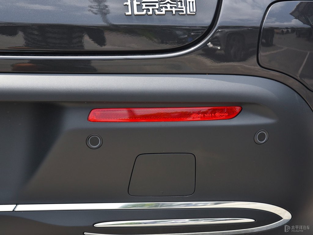 石墨灰奔馳EQC車尾外觀圖片