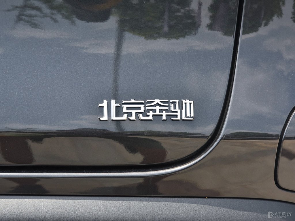 石墨灰奔馳EQC車尾外觀圖片
