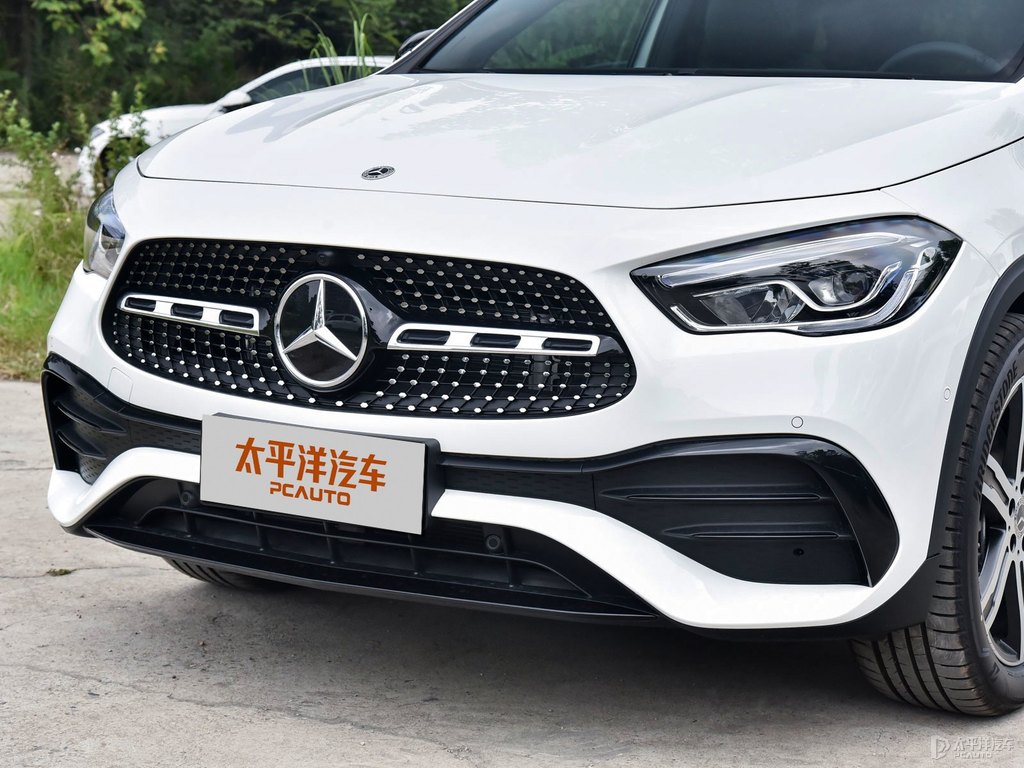 北極白奔馳GLA車頭外觀圖片