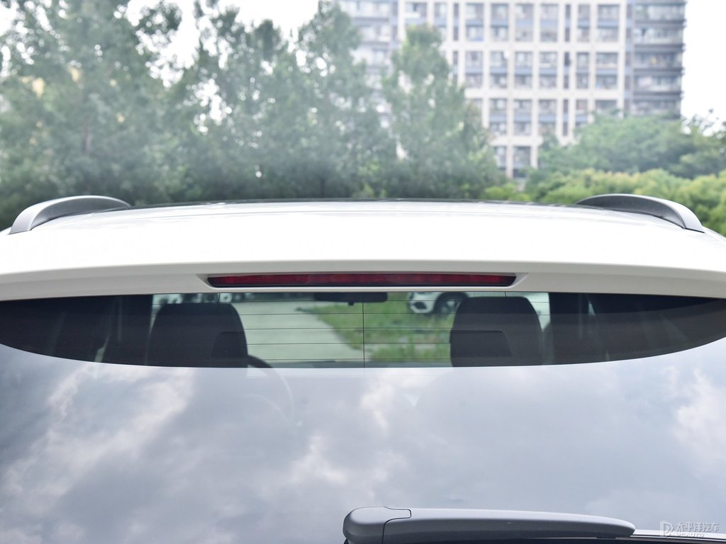 北極白奔馳GLA車尾外觀圖片