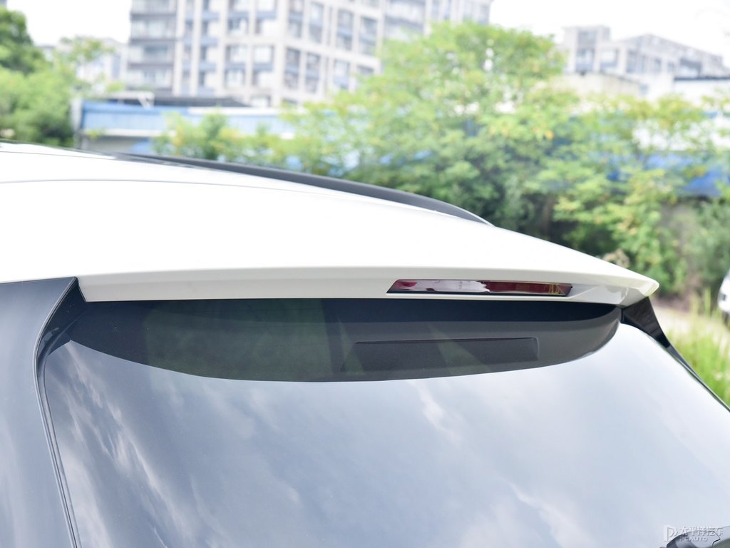 北極白奔馳GLA車尾外觀圖片