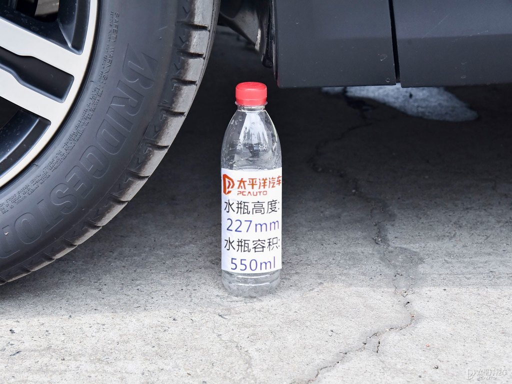 北極白奔馳GLA車身外觀圖片
