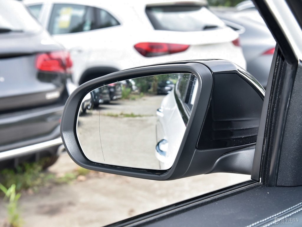 北極白奔馳GLA車身外觀圖片