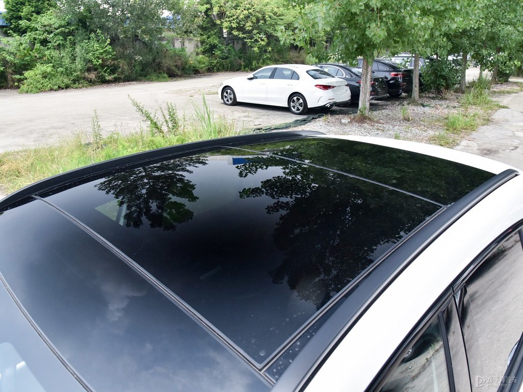 北極白奔馳GLA車身外觀圖片