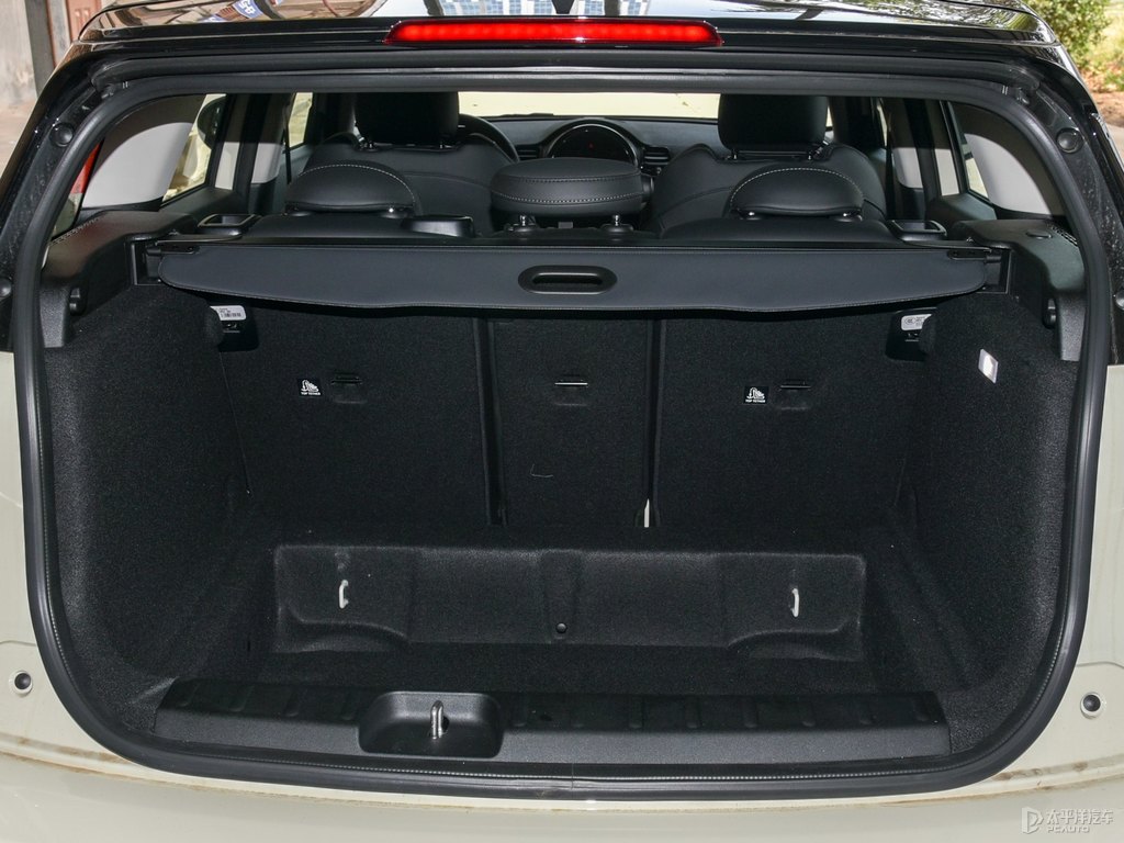 黑色+胡椒白MINI CLUBMAN后備廂空間圖片
