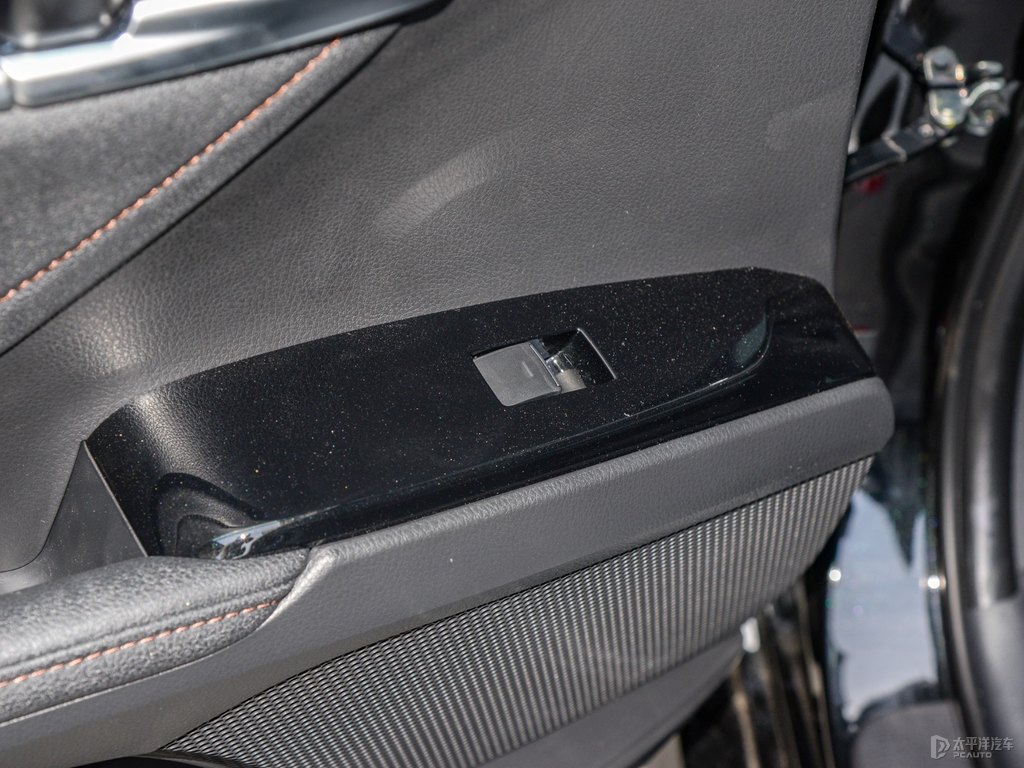 墨晶黑凱美瑞車廂內(nèi)飾圖片