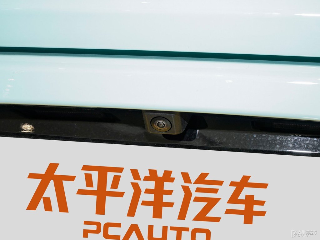 瑩白+天青綠小鵬G3車尾外觀圖片