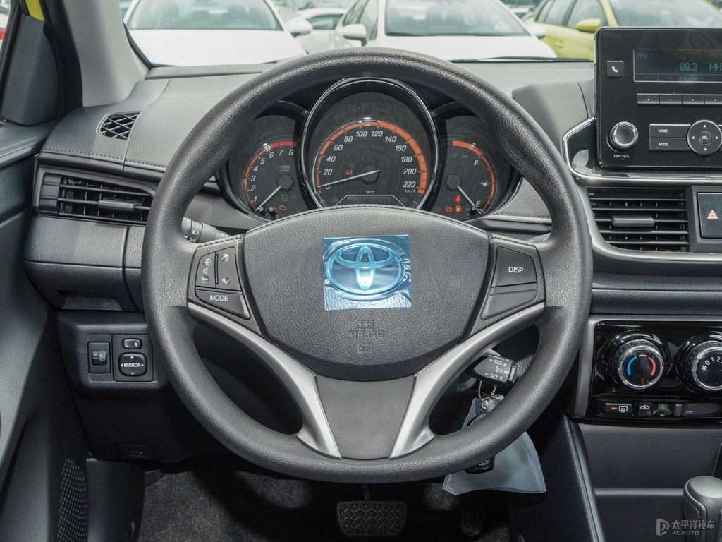 檸檬黃YARiS L 致炫中控內(nèi)飾圖片