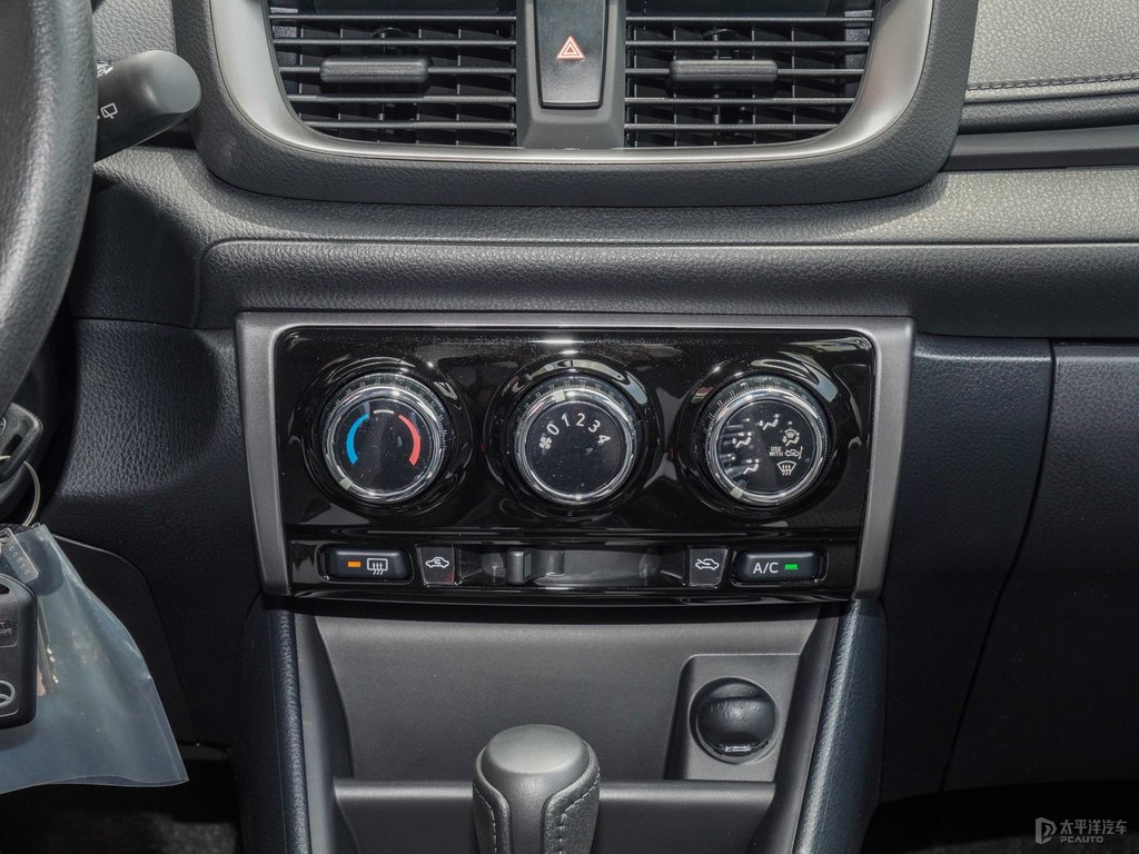 檸檬黃YARiS L 致炫中控內(nèi)飾圖片