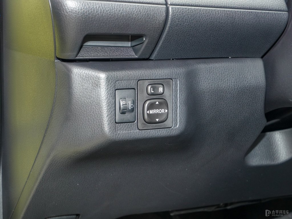 檸檬黃YARiS L 致炫中控內(nèi)飾圖片