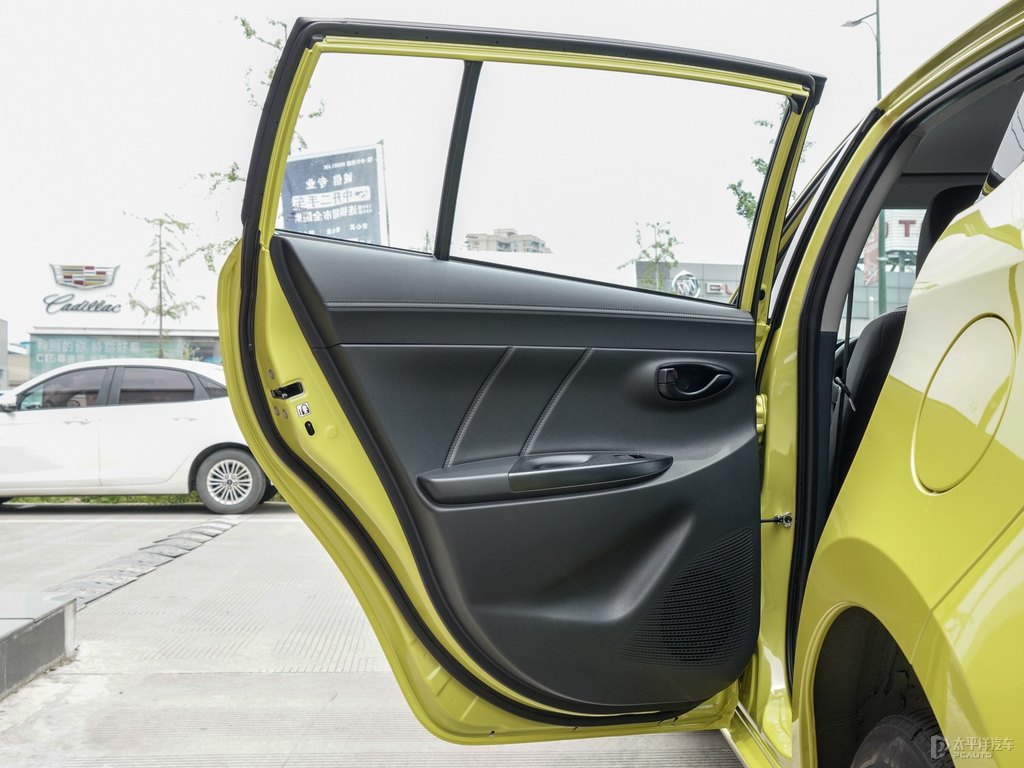 檸檬黃YARiS L 致炫車(chē)廂內(nèi)飾圖片