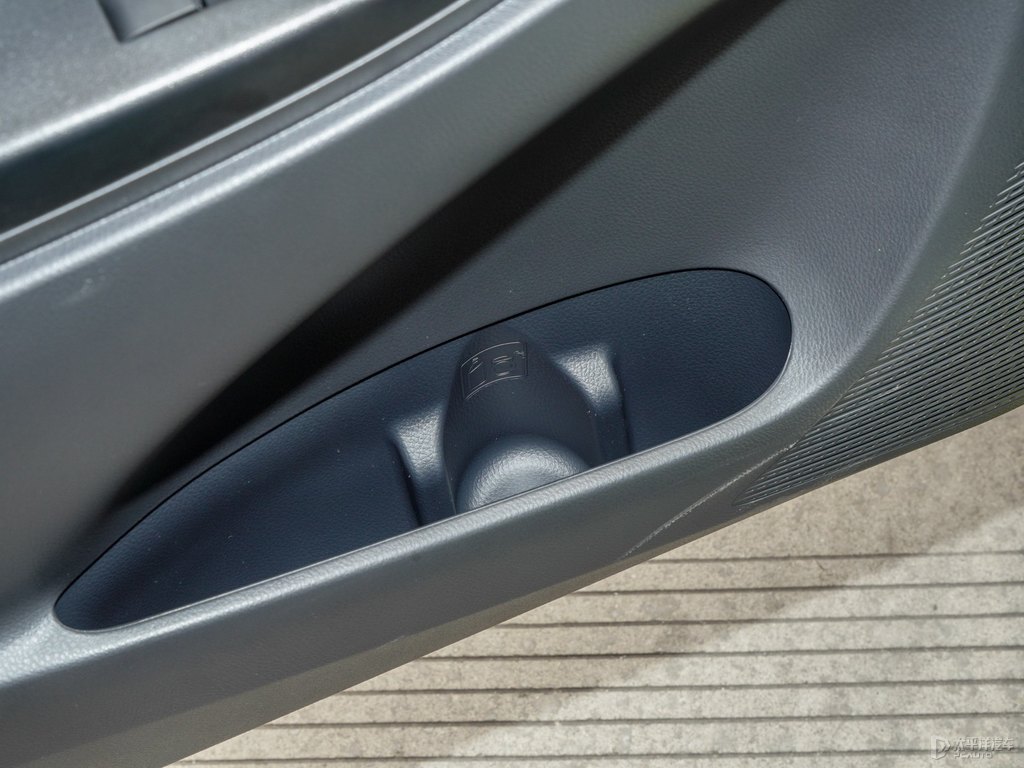 檸檬黃YARiS L 致炫車廂內(nèi)飾圖片