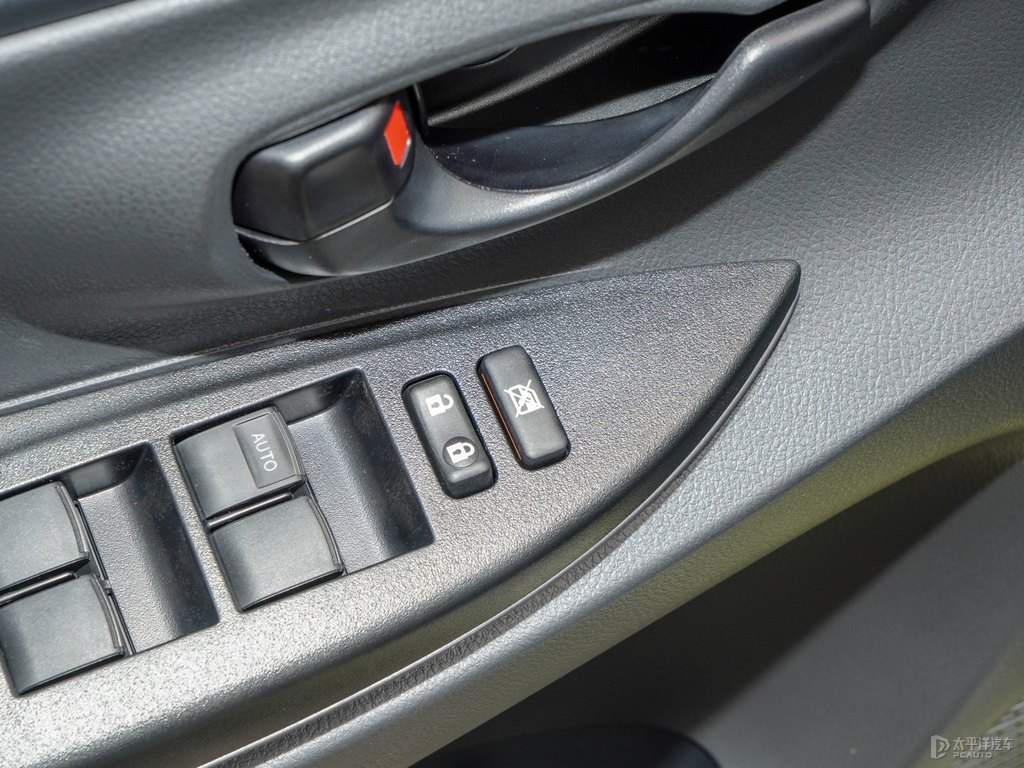 檸檬黃YARiS L 致炫車廂內(nèi)飾圖片