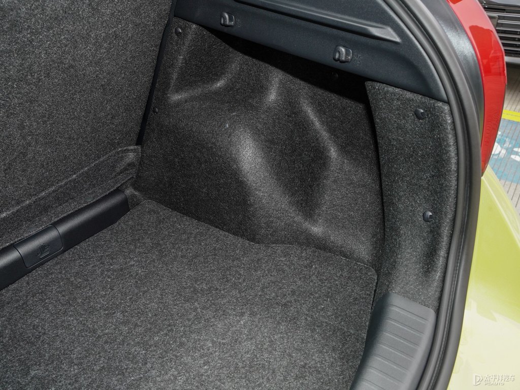 檸檬黃YARiS L 致炫后備廂空間圖片