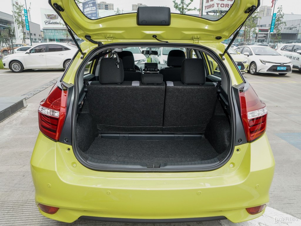 檸檬黃YARiS L 致炫后備廂空間圖片