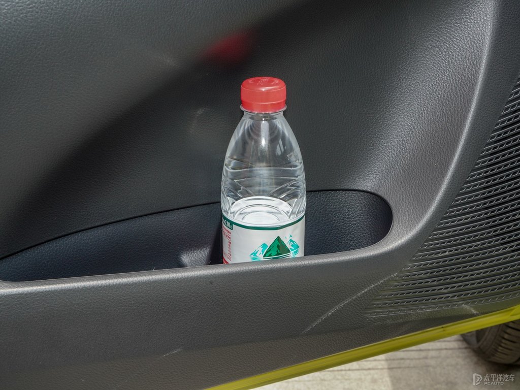檸檬黃YARiS L 致炫儲物空間空間圖片