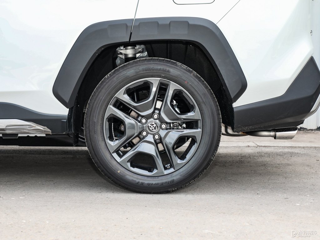 鉑金白RAV4榮放車身外觀圖片