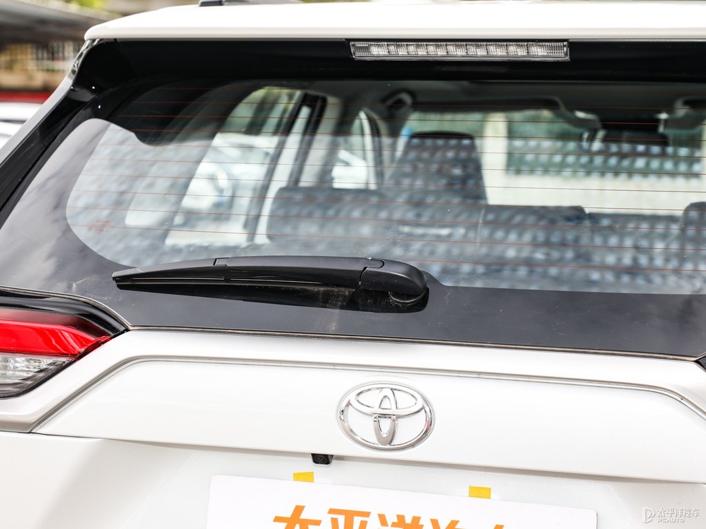 鉑金白RAV4榮放車尾外觀圖片