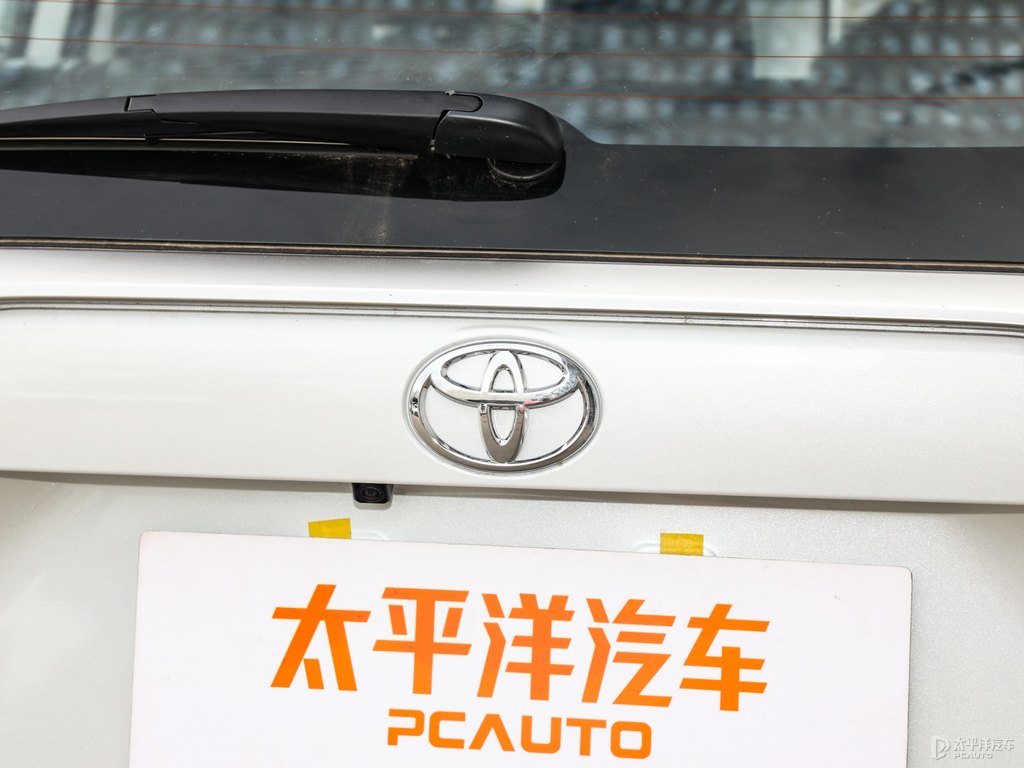 鉑金白RAV4榮放車尾外觀圖片