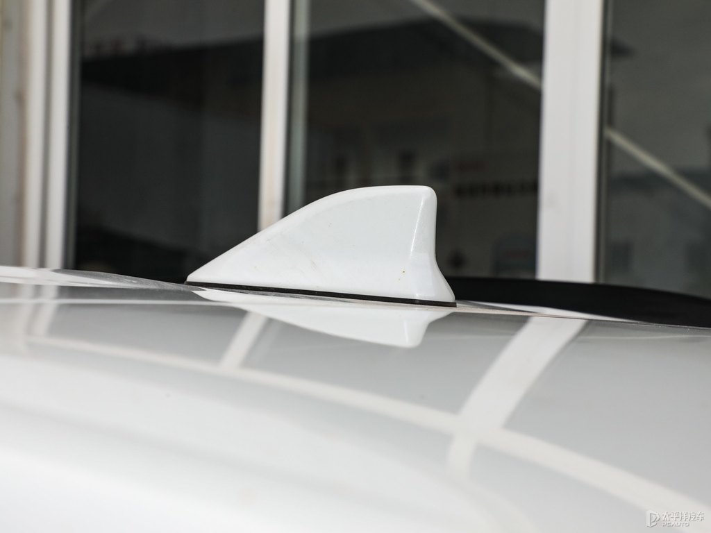 鉑金白RAV4榮放車身外觀圖片