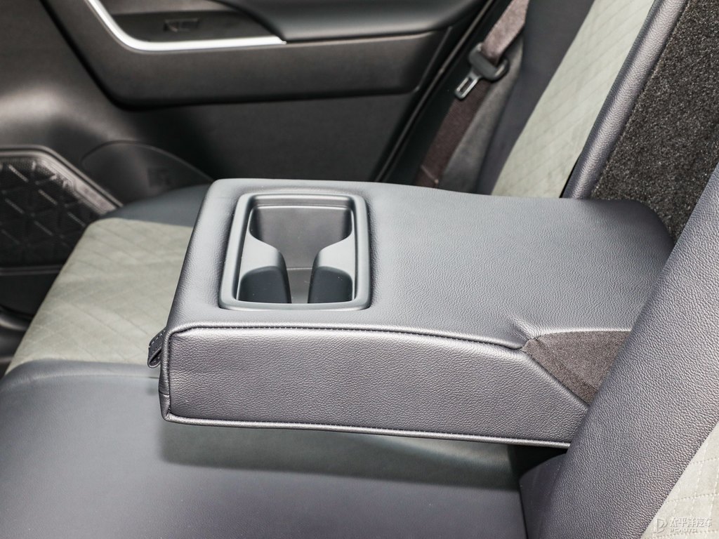 鉑金白RAV4榮放座椅內(nèi)飾圖片