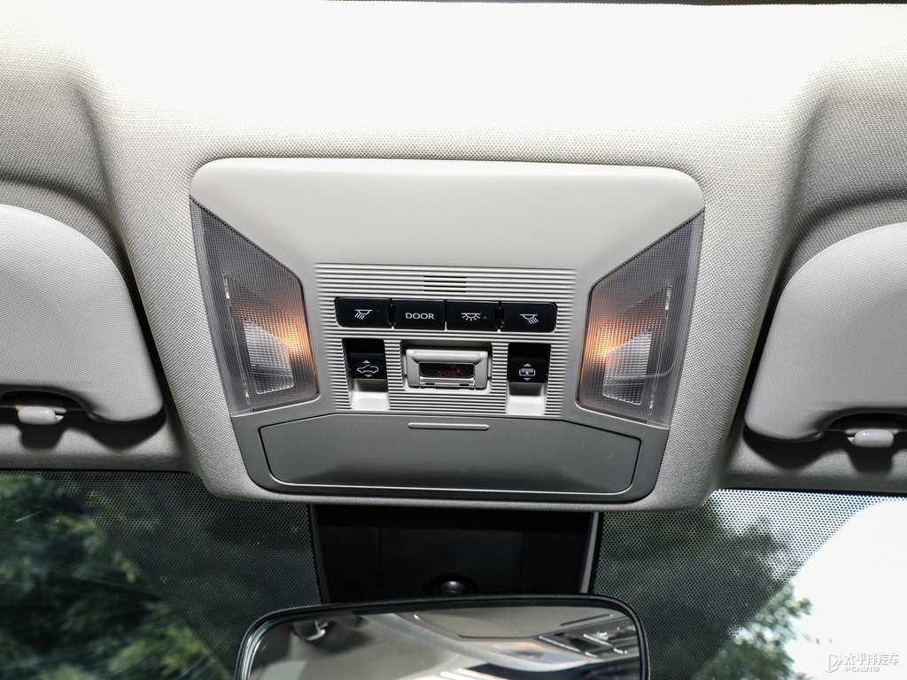 鉑金白RAV4榮放車廂內(nèi)飾圖片